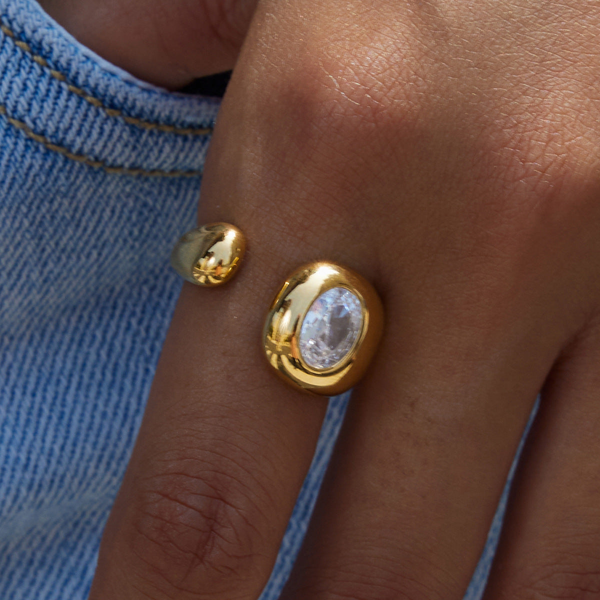 Anillo geométrico de moda chapado en oro de 18 quilates de acero inoxidable con diamantes de imitación para mujer