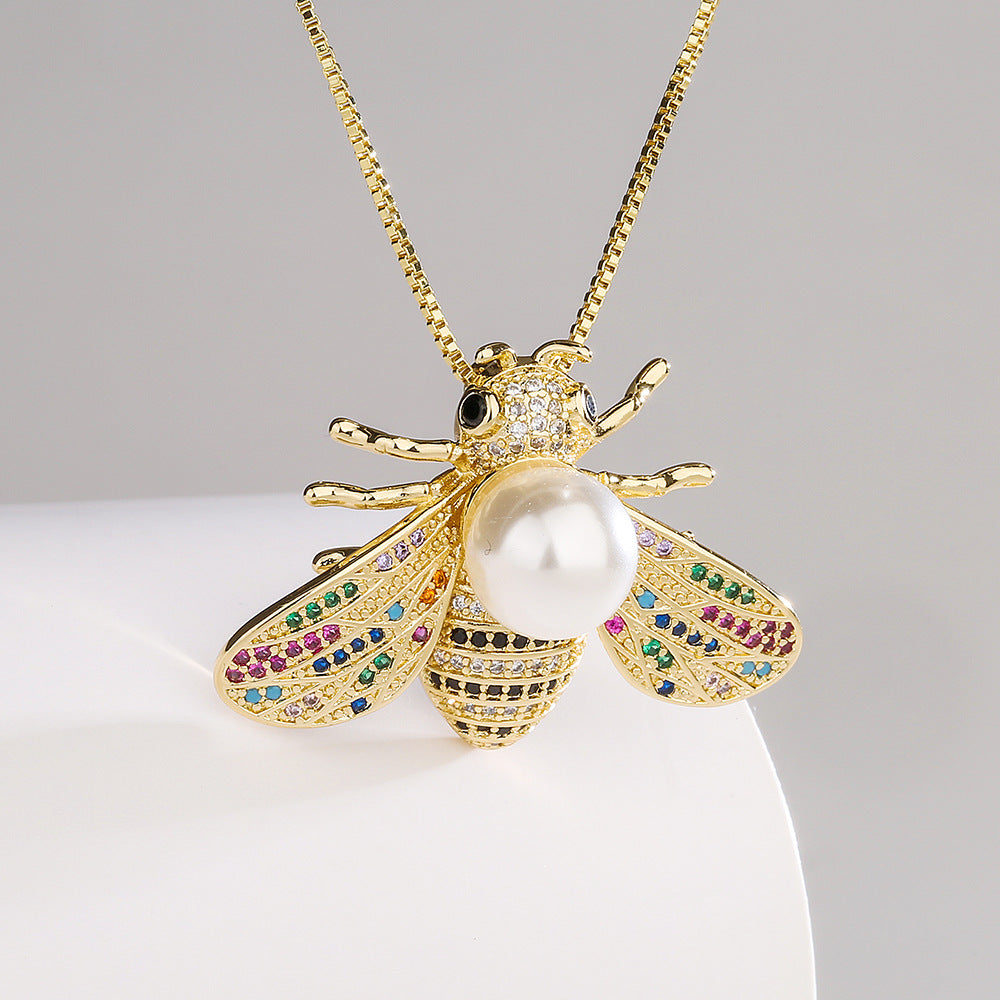 Collana pendente minimalista a forma di ape in rame placcato oro con intarsio di zirconi per donna
