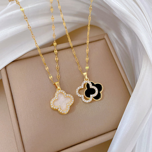 Collana con Ciondolo Quadrifoglio in Stile Cartone Animato da Donna in Acciaio al Titanio con Intarsio di Strass, Catena a Medaglione a Conchiglia a Doppio Lato