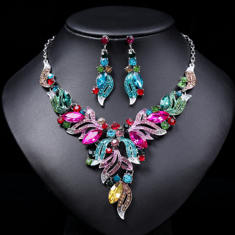 Vintage Floral Pendant Necklace Set for Women Alloy Plated Sweater Chain with Leaf and Petal Accents