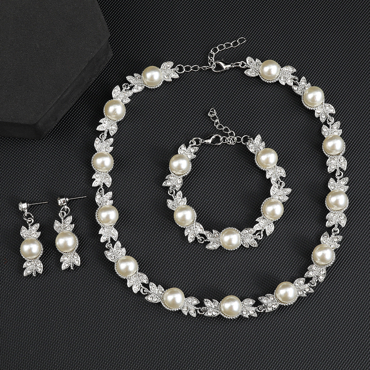 Vintage Floral Pearl Necklace Set with Alloy Pendant and Plated O-Chain for Women Including Earrings Bracelet
