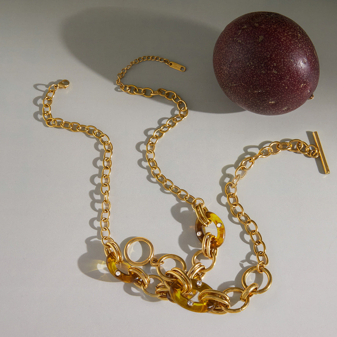 Collana ovale minimalista in acciaio al titanio placcato per donna, catena leggera per clavicola