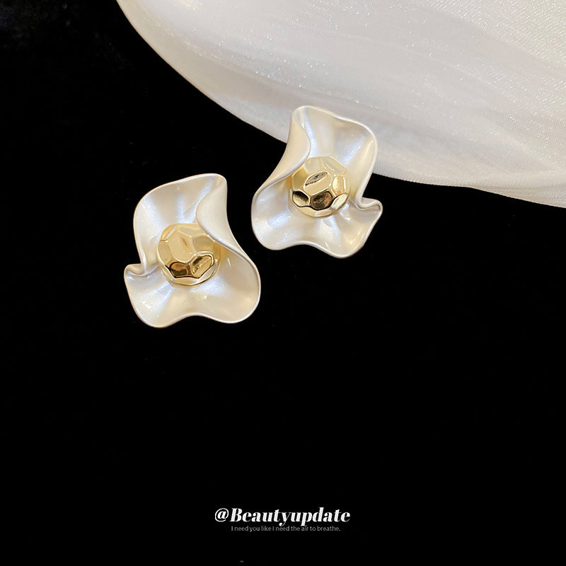 Pendientes minimalistas de aleación floral con baño de oro para mujer, aretes ligeros de lujo con diseño de flor arrugada
