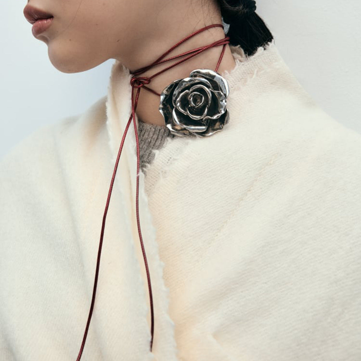 Collar con colgante floral dulce y atrevido para mujer con diseño geométrico de aleación de metal y cadena de cordón encerado