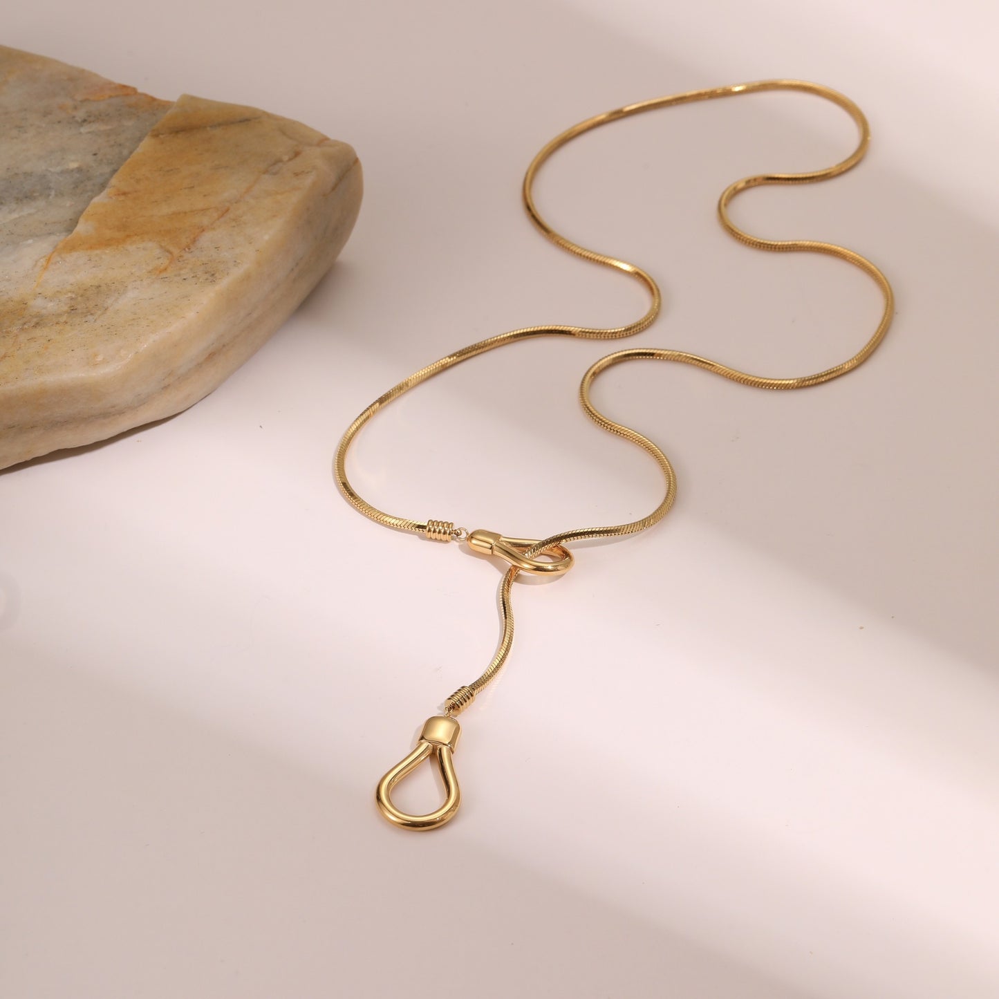 Elegante Collar Largo de Suéter Ajustable para Mujer de Acero Inoxidable con Diseño Geométrico y Chapado en Oro de 18K