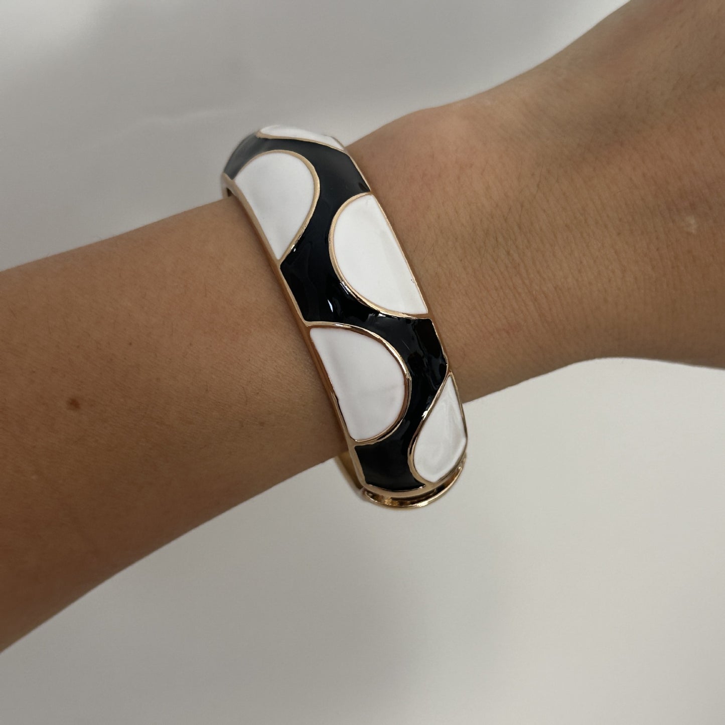 Vintage Round Geometric Checkered Enamel Plated Alloy Bracelet