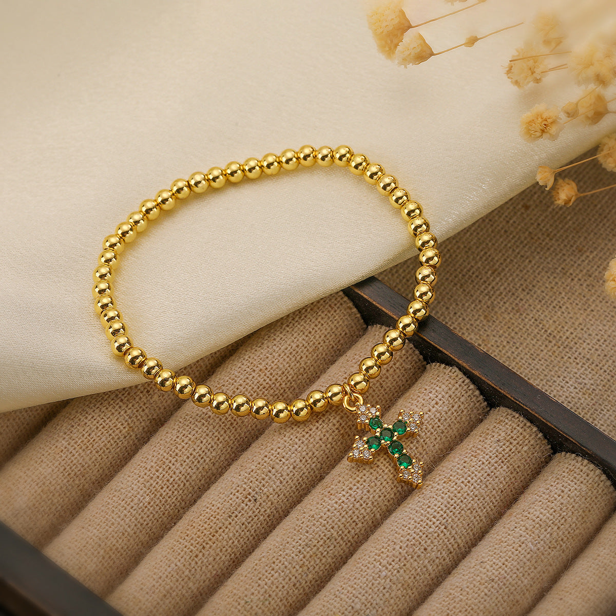 Pulsera de cobre con colgante de cruz geométrica minimalista para mujer con detalles de circonia micropavé