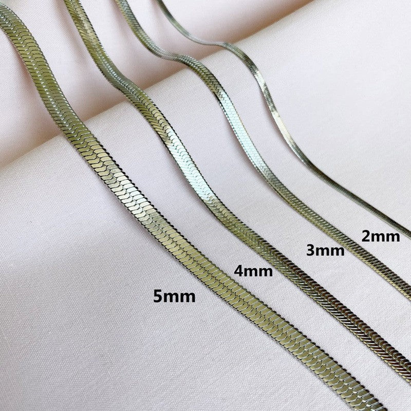 Collana corta minimalista placcata in acciaio al titanio a forma di rombo con catena a lama per uomo e donna