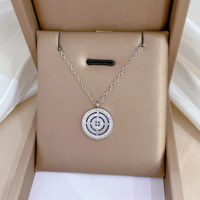Collar Minimalista de Acero de Titanio con Baño de Oro y Disco Romano Geométrico para Mujer y Hombre