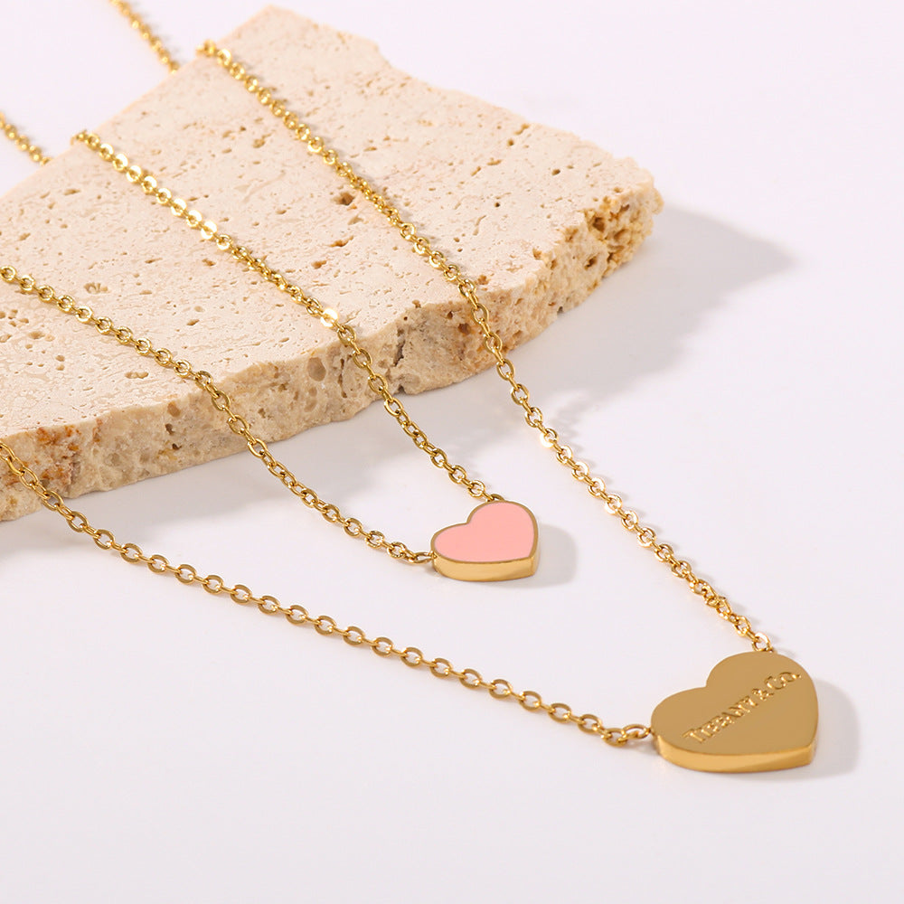 Collana da donna a doppio strato minimalista a forma di cuore in acciaio al titanio con lettere smaltate e placcatura in oro