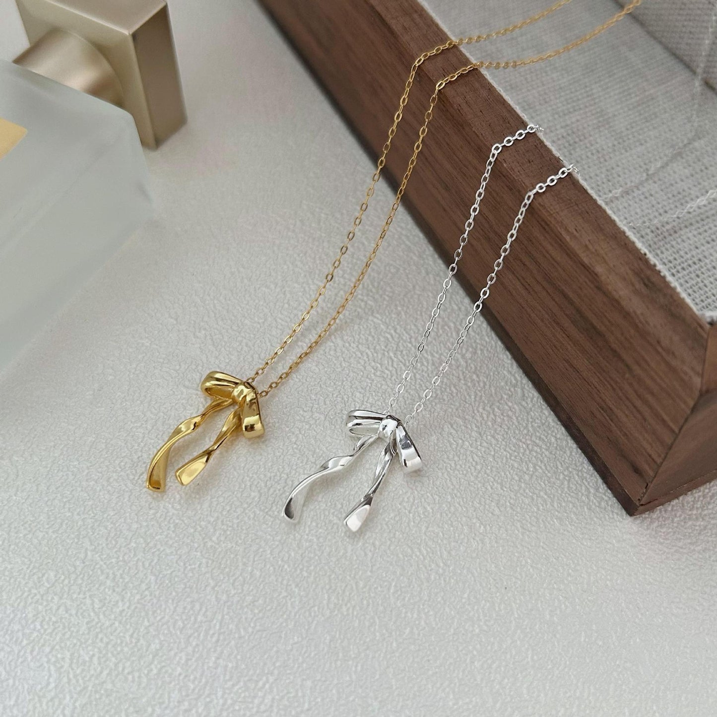 Collana minimalista a forma di fiocco in argento sterling 925 con placcatura in oro su catena a maglie per donna