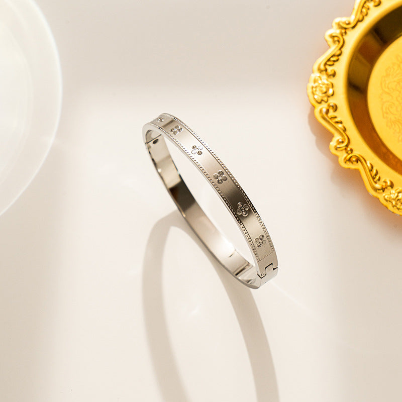 Bracciale Minimalista in Acciaio Inossidabile da Donna con Placcatura in Acciaio al Titanio e Intarsio di Strass a Forma Geometrica Ovale