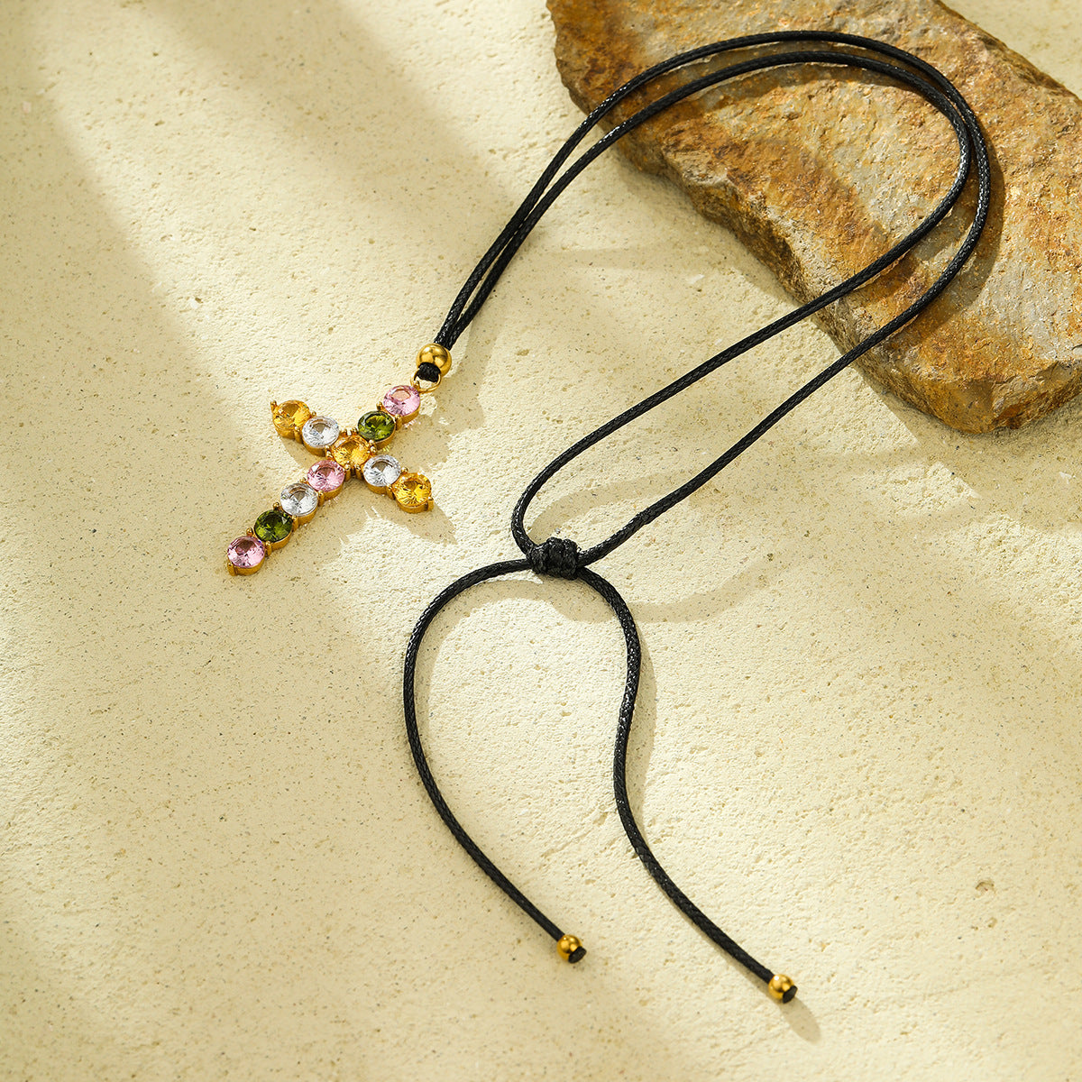 Collar con colgante de cruz a la moda en acero inoxidable con baño de oro de 18 quilates e incrustaciones de circonitas cúbicas de colores