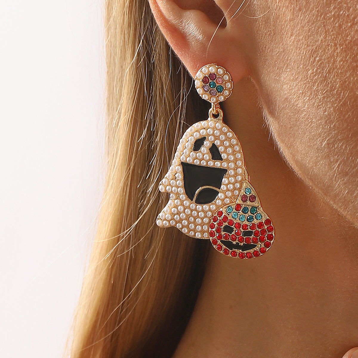 Pendientes de aleación con forma de fantasma, dulces y atrevidos, con detalles de diamantes de imitación y perlas de imitación para mujer