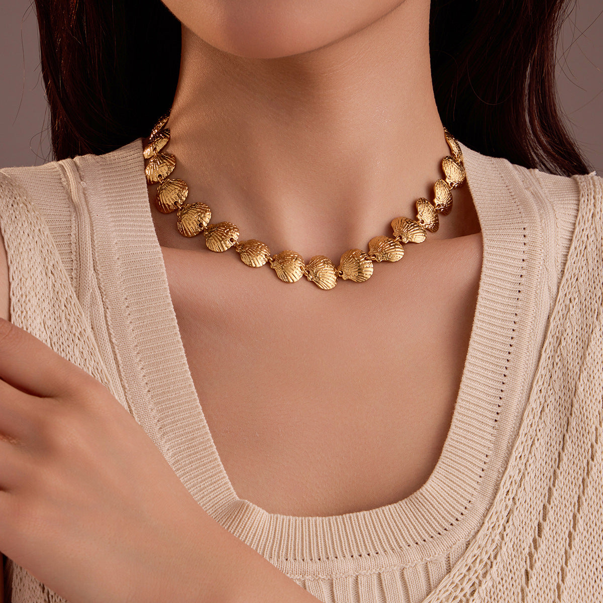 Collar de Clavícula de Acero Inoxidable con Forma de Concha a la Moda para Mujer con Acabado Chapado