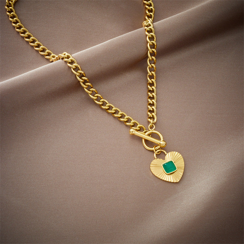 Conjunto de collar con colgante de corazón de circonita esmeralda y pendientes estilo francés vintage en acero de titanio con acabado chapado para mujer
