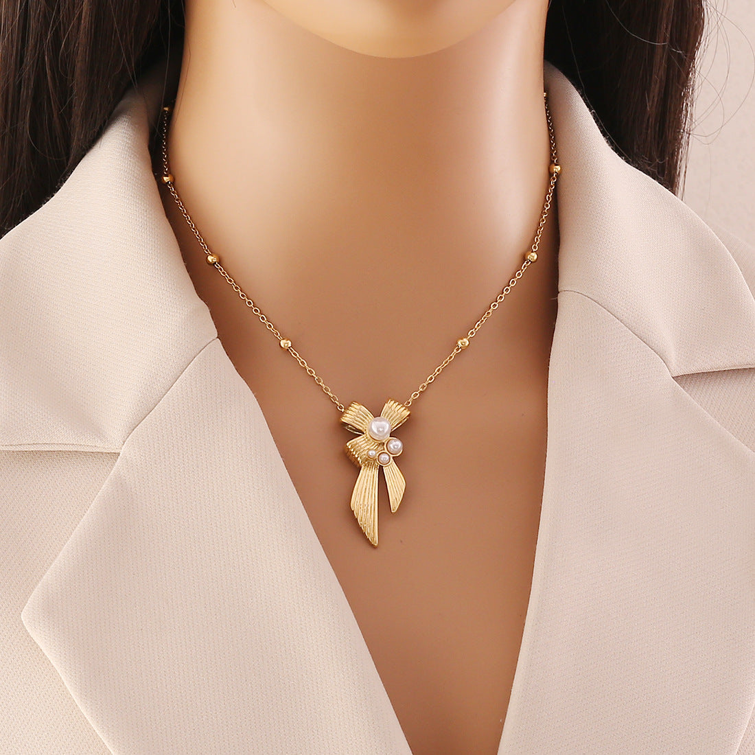 Collana con ciondolo a fiocco alla moda in acciaio inossidabile con nappe di perle su catena a O da donna