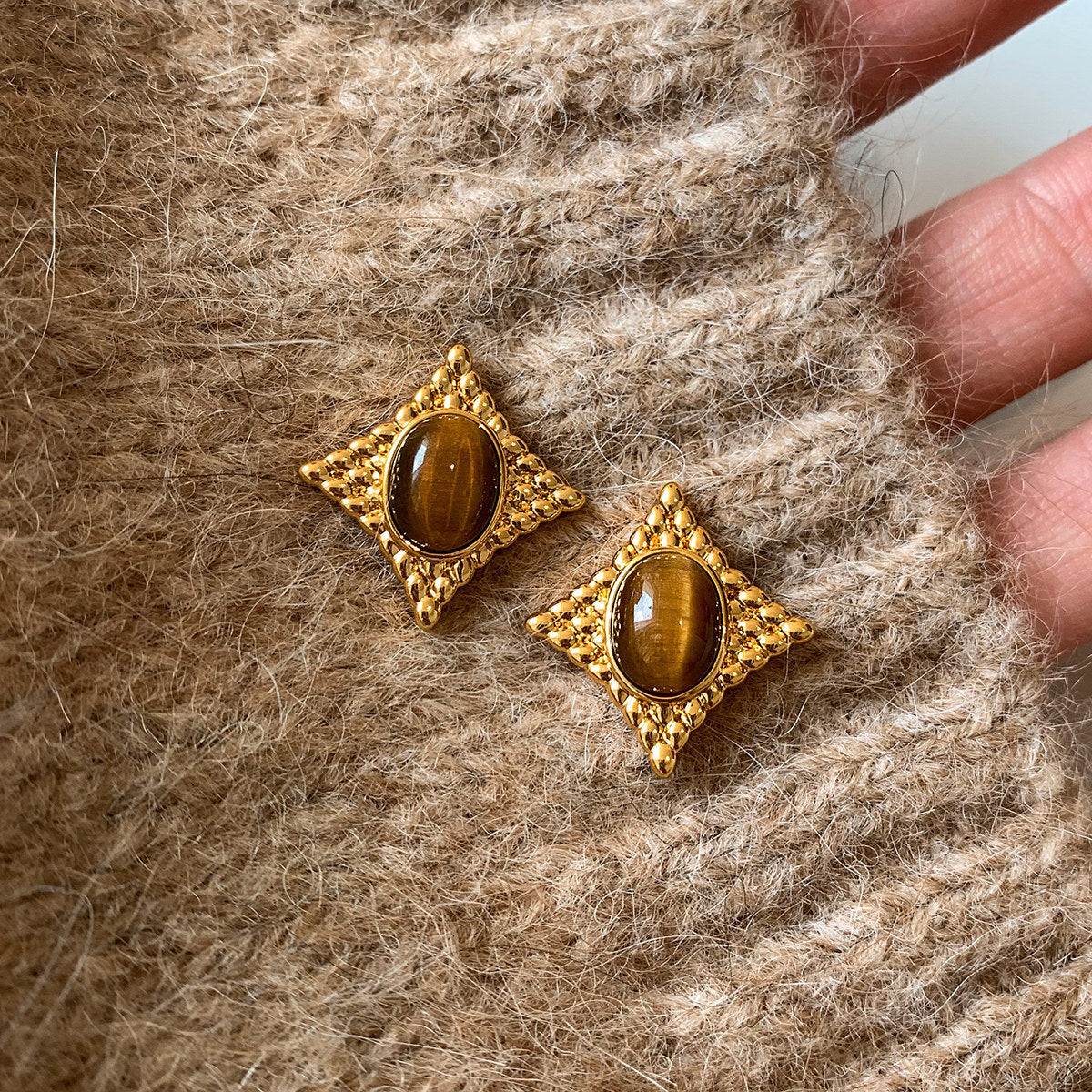Orecchini a perno da donna a forma di stella ovale in occhio di tigre, stile vintage, con perni in acciaio placcato oro