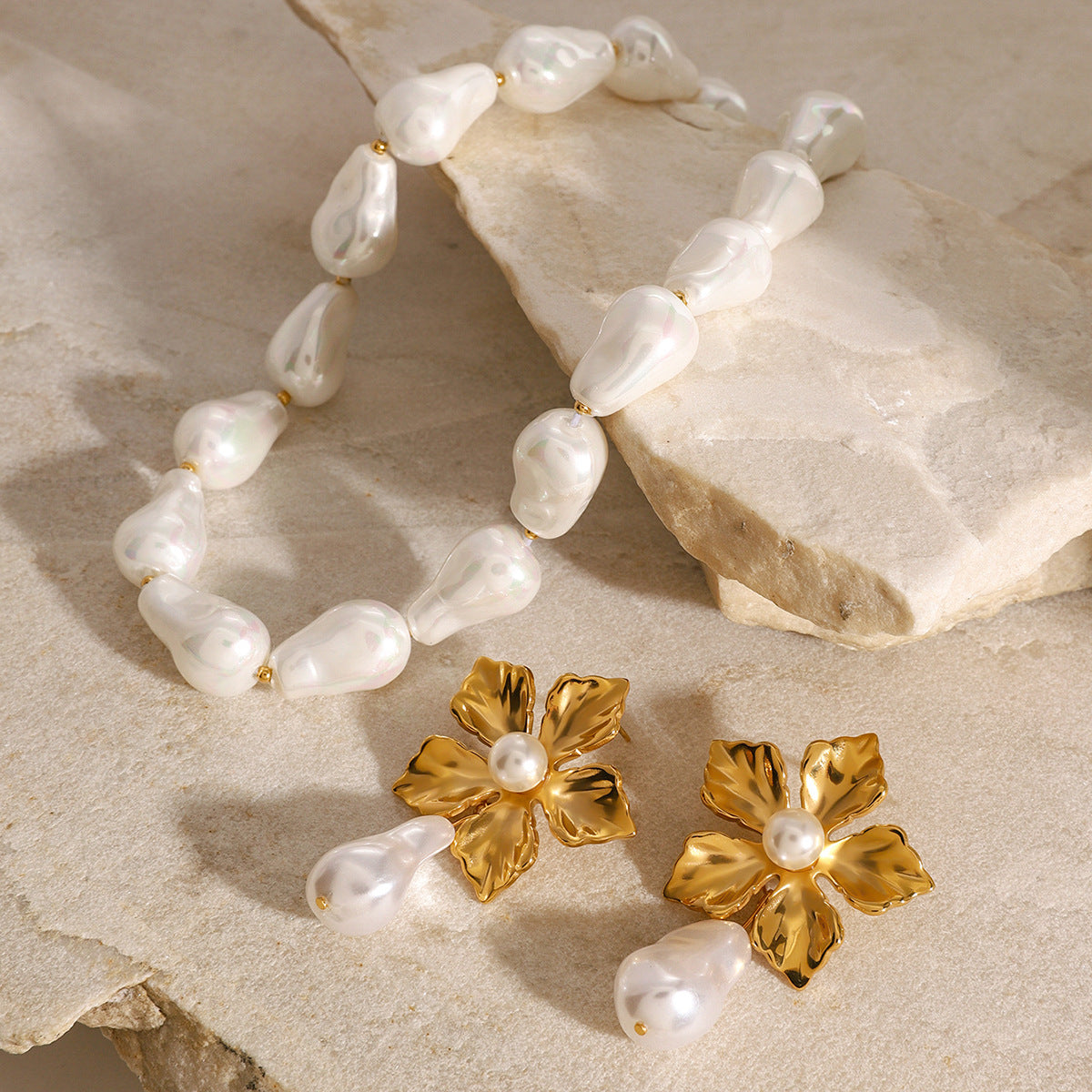 Collana Vintage Floreale con Perle Barocche in Acciaio Inossidabile Placcato Oro 18K da Donna