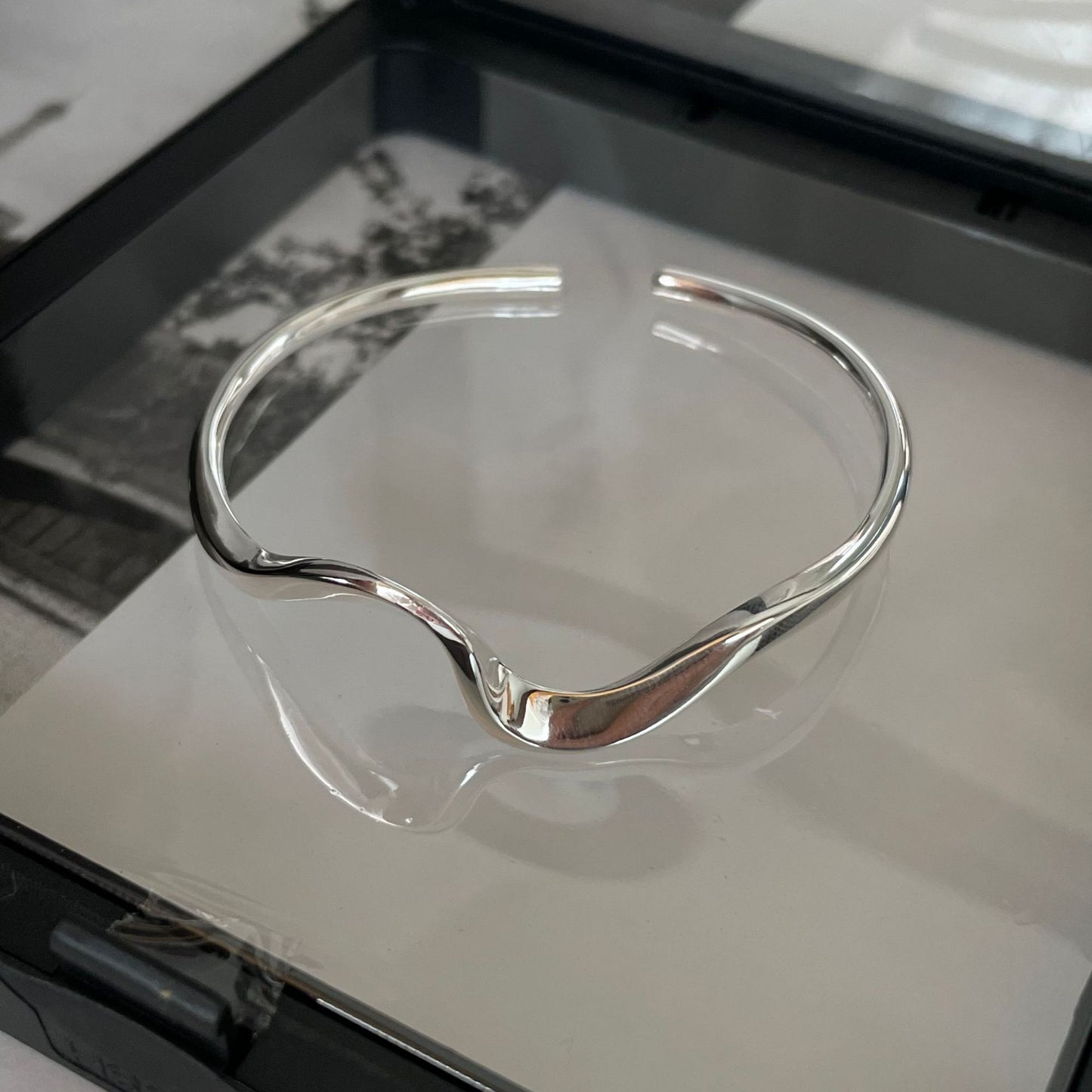 Bracciale a fascia aperta ritorto geometrico lucido in argento sterling 925 minimalista