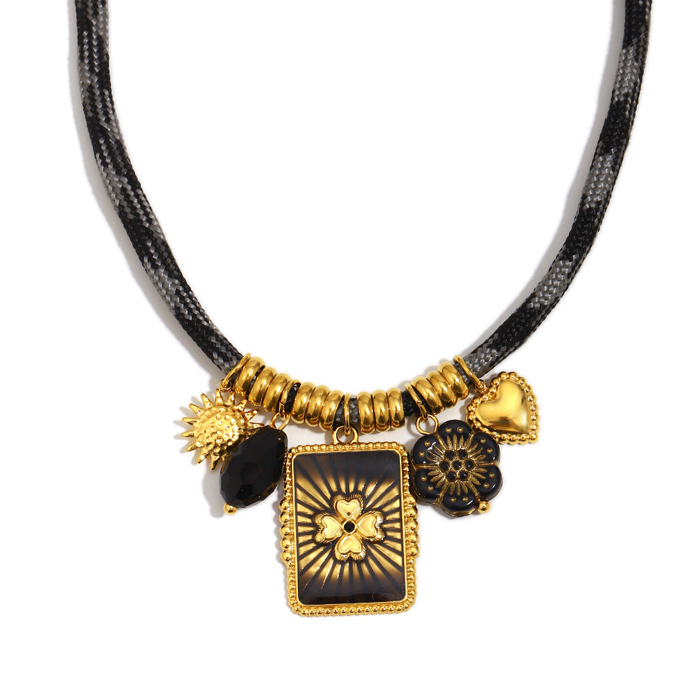 Collana di lusso vintage a ciondolo quadrato con motivo floreale in acciaio inossidabile placcato oro 18K