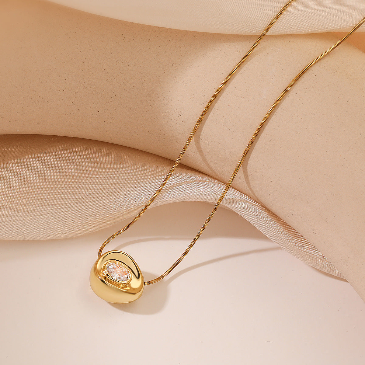 Collar Colgante Geométrico Irregular Minimalista para Mujer de Acero Titanio con Baño de Oro Real e Incrustaciones de Circones