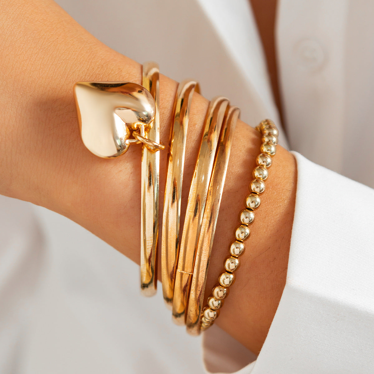 Set di bracciali con ciondolo a forma di cuore minimalista e perline di metallo placcato, per essere indossati in modo impilabile