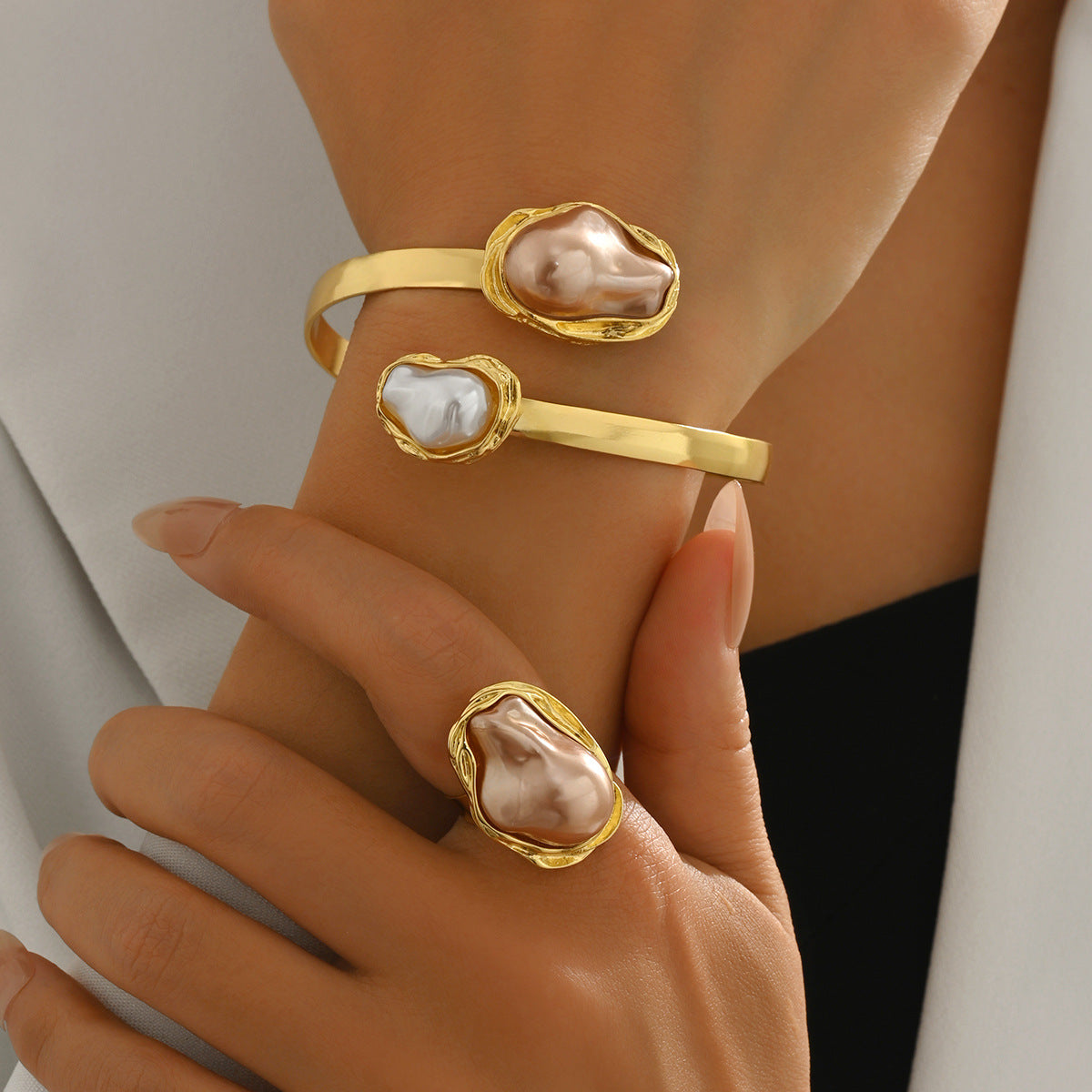 Conjunto de anillo abierto y pulsera de estilo geométrico para mujer en aleación de zinc con incrustaciones de perlas irregulares, accesorio de moda