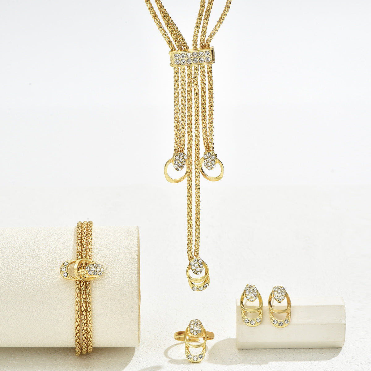 Set di collana, orecchini e anello in lega geometrica fresca e minimalista con intarsio in zircone, catena per clavicola e anello per indice