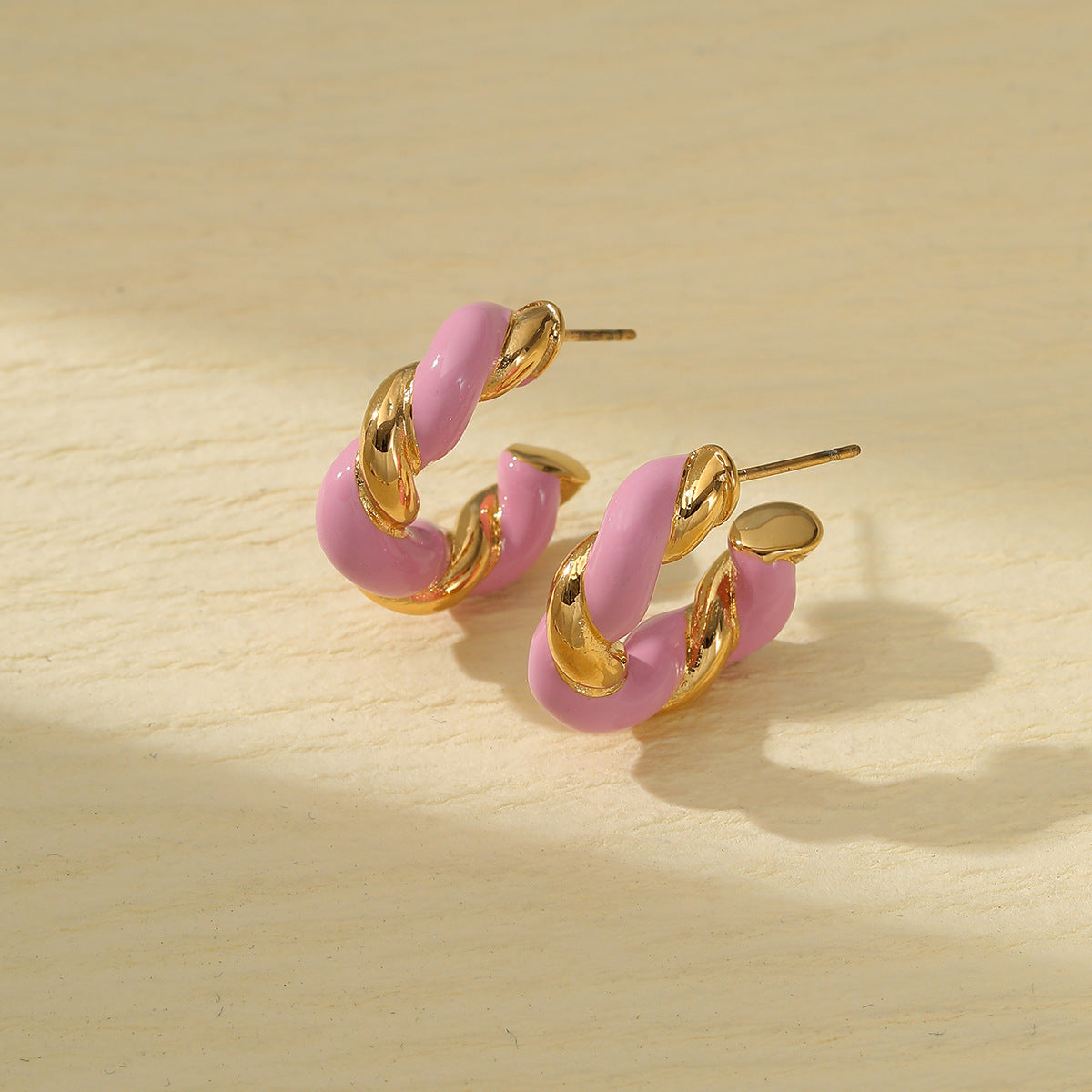 Pendientes de acero inoxidable en forma de corazón estilo retro con acabado chapado, diseño delicado y dulce para mujer
