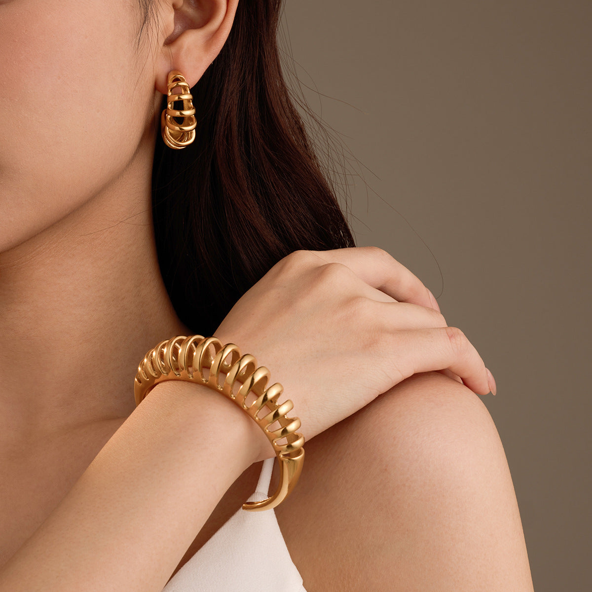 Conjunto de brazalete y pendientes de acero de titanio con forma de muelle hueco estilo vintage chapado en oro de 18K para mujer