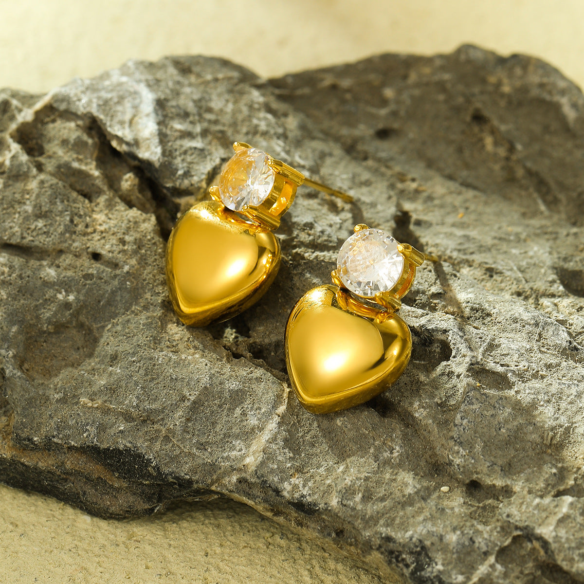Orecchini a perno alla moda in acciaio al titanio a forma di cuore con intarsio in zircone e finitura lucida