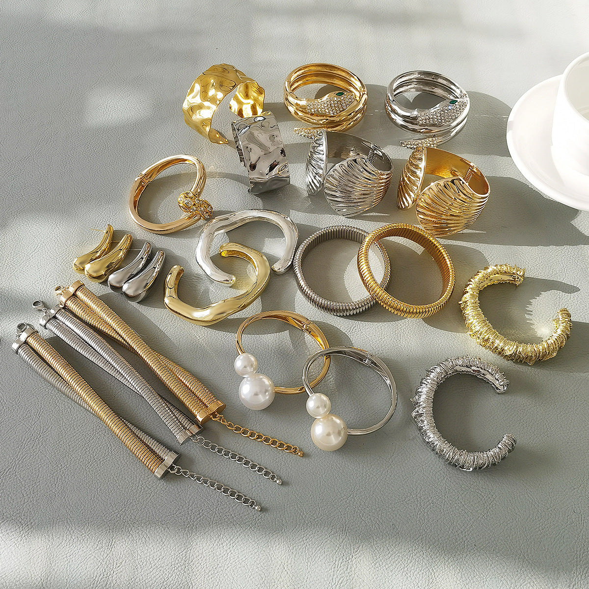 Bracciale rigido geometrico irregolare dolce e grintoso con base in lega galvanizzata, catena a serpente intarsiata di perle, design con apertura elastica