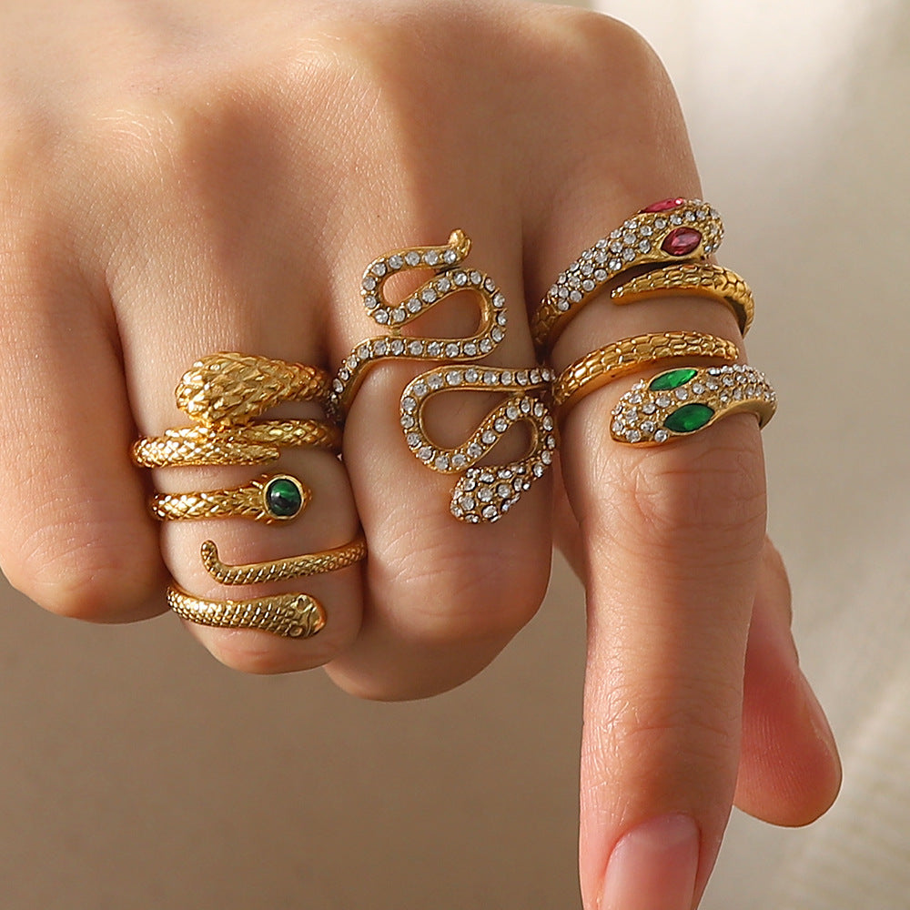 Anello aperto in acciaio al titanio a forma di serpente in stile vintage con intarsio di strass da donna