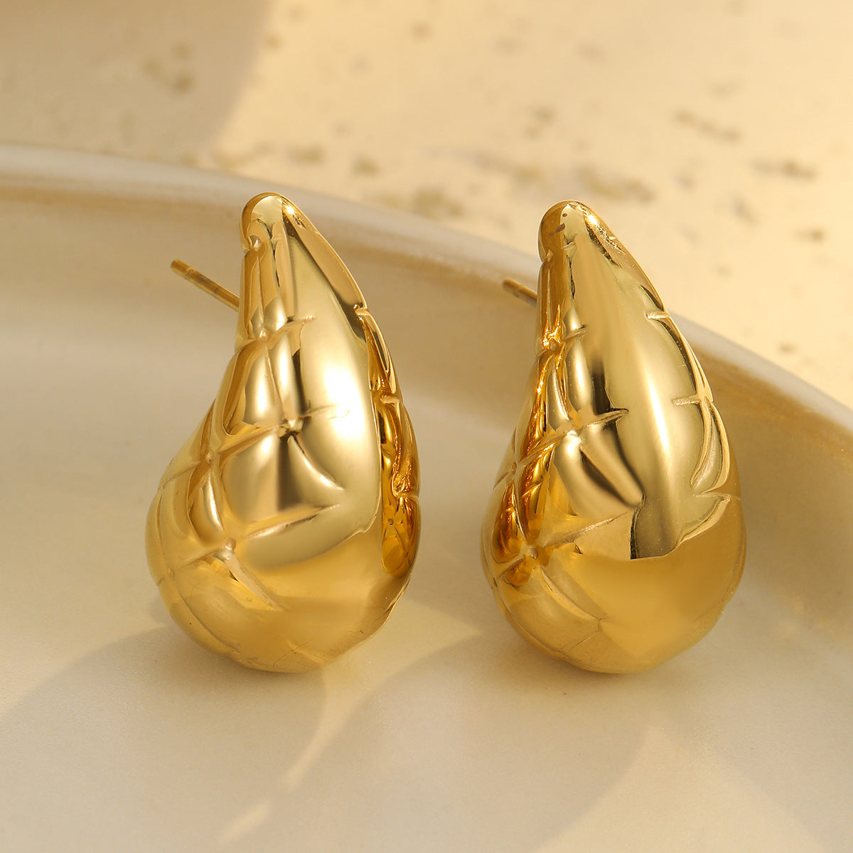 Pendientes de botón de acero inoxidable de estilo vintage con baño de oro de 18 quilates y superficie texturizada en forma de gota de agua