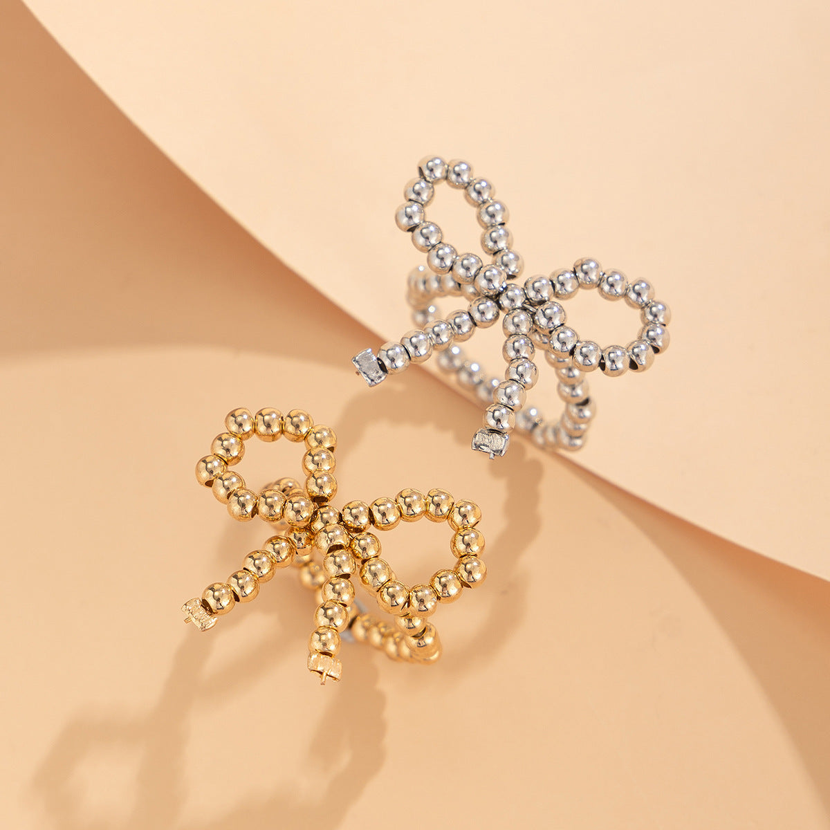 Anello in resina da donna, dolce e accattivante, a forma di fiocco, con perle e design a fascia aperta