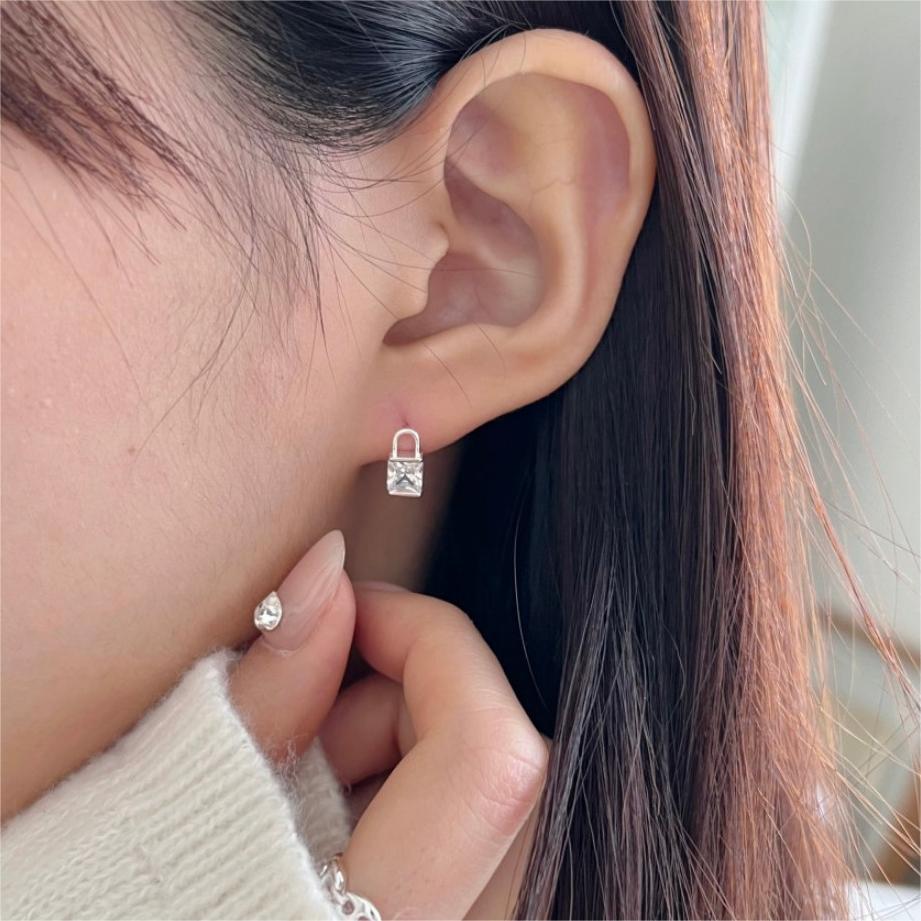 Orecchini a perno quadrati minimalisti con zirconi in argento sterling 925, finitura lucida e bordi smussati