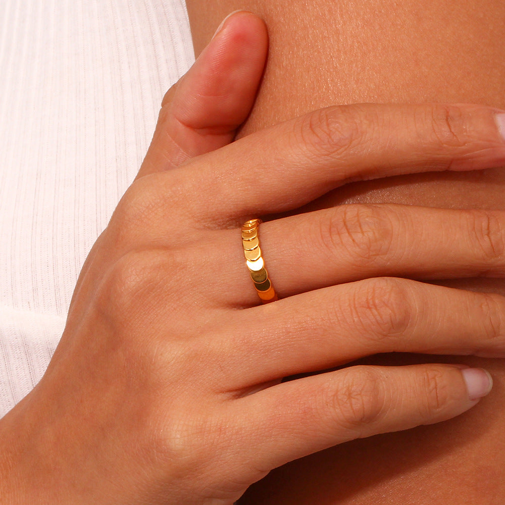 Anello da donna minimalista geometrico in acciaio inossidabile con placcatura in oro 18 carati e trama a squame di pesce