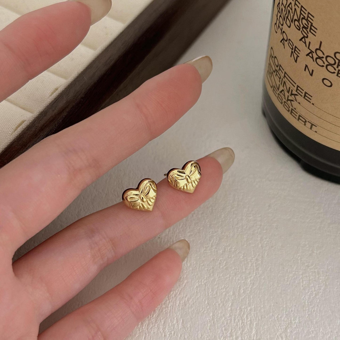 Orecchini a perno minimalisti a forma di cuore con fiocco in argento Sterling 925 placcato
