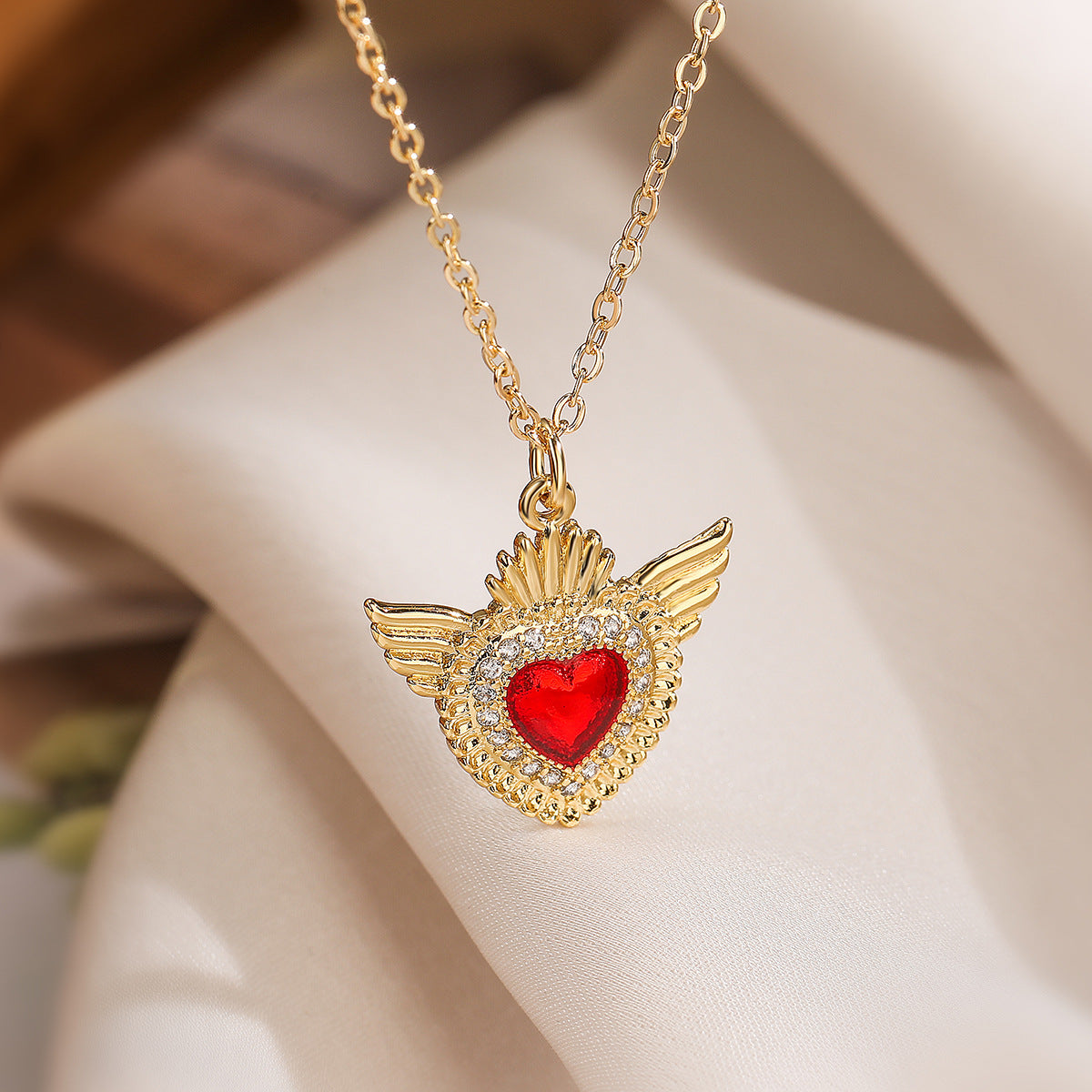 Collana Pendente da Donna Minimalista, Geometrica Irregolare, in Rame, Placcata Oro Vero, con Ciondolo a Cuore in Zircone