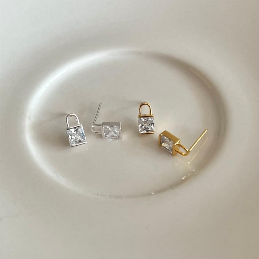 Orecchini a perno quadrati minimalisti con zirconi in argento sterling 925, finitura lucida e bordi smussati