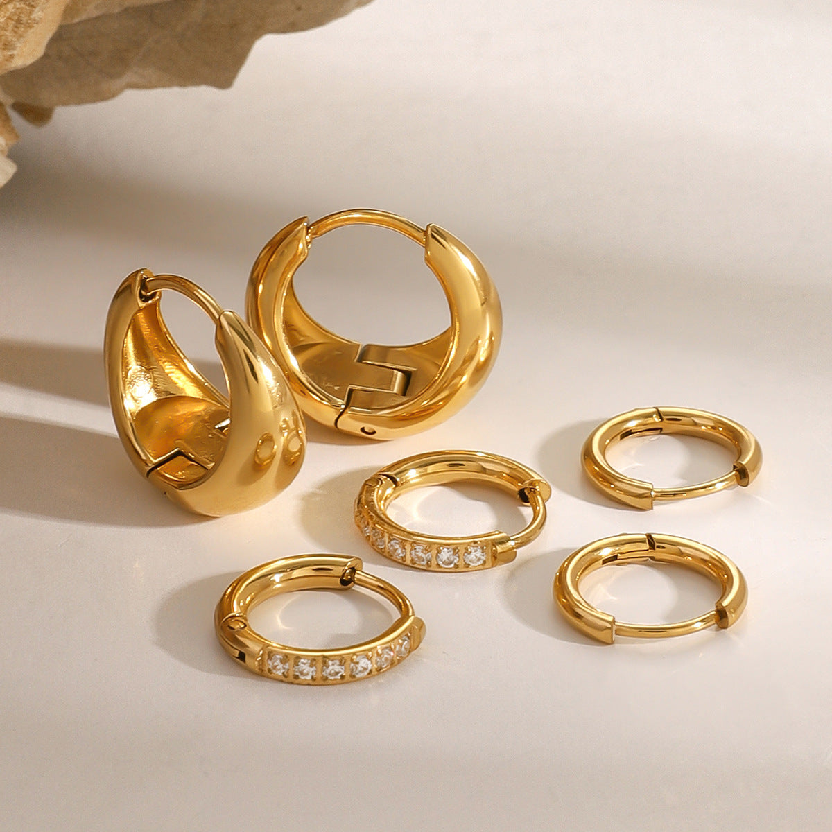 Orecchini a perno geometrici rotondi minimalisti in acciaio inossidabile con intarsio di strass da donna