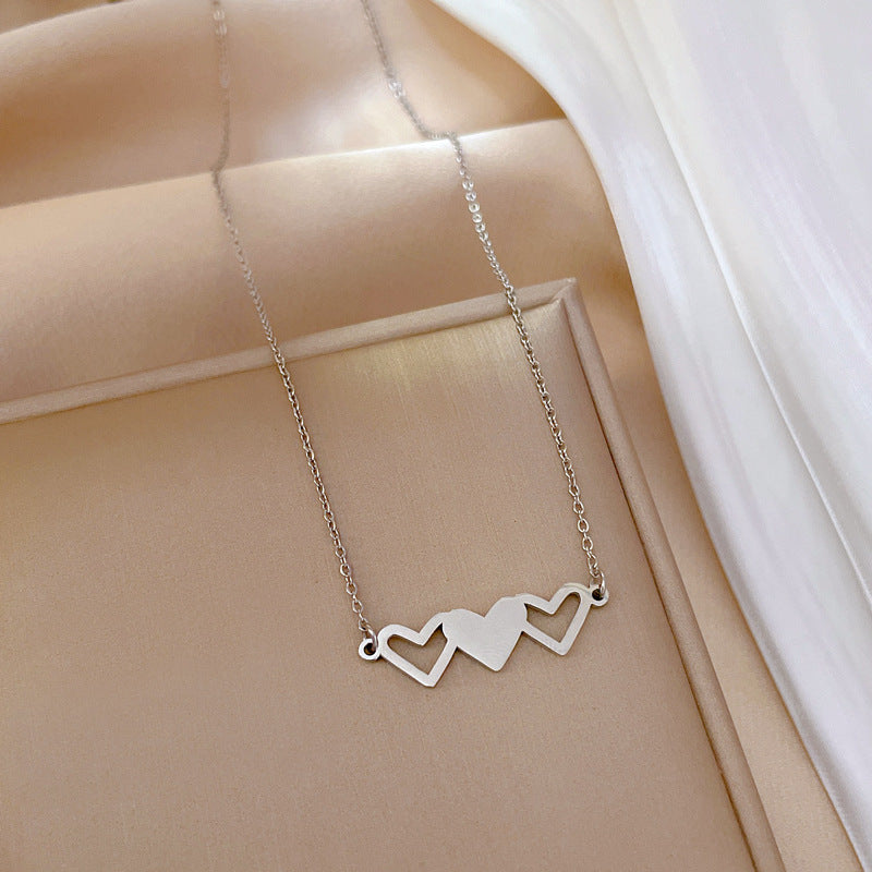 Collana Pendente a Cuore Minimalista in Acciaio al Titanio per Donna e Uomo con Finitura Placcata Oro e Catena Regolabile