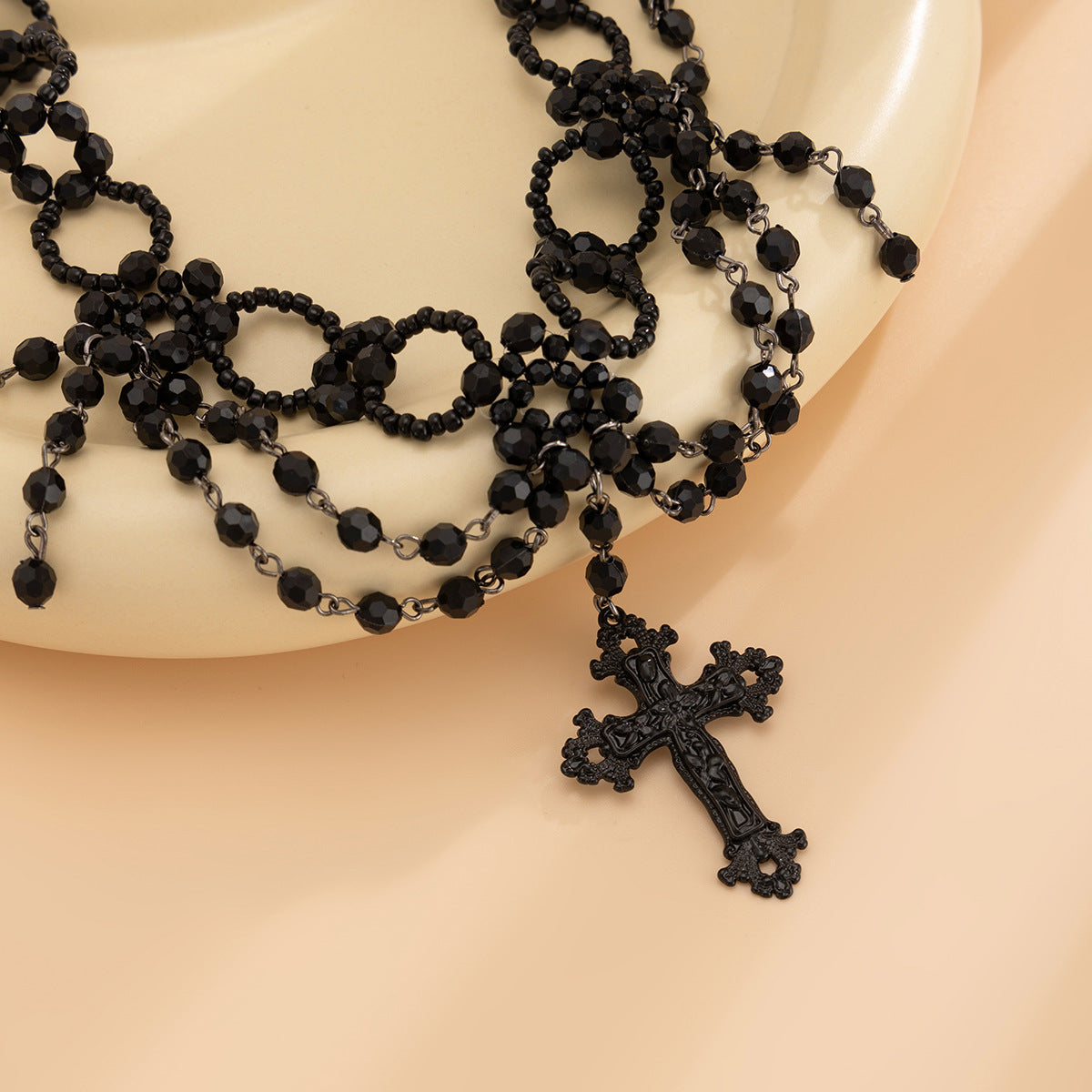 Collana Girocollo Gotica Nera Multistrato con Nappe per Donna, con Ciondolo a Croce e Design Geometrico Perlato in Lega