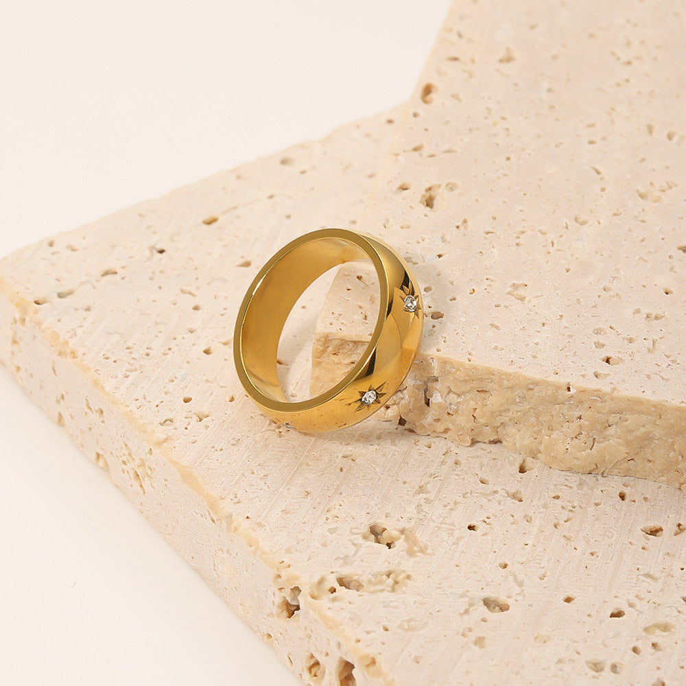 Anello da donna minimalista in acciaio al titanio con stella a otto punte e intarsi di strass