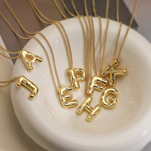 Collar con colgante de letra geométrica minimalista para mujer con base de latón y chapado en oro real con incrustaciones de circonitas