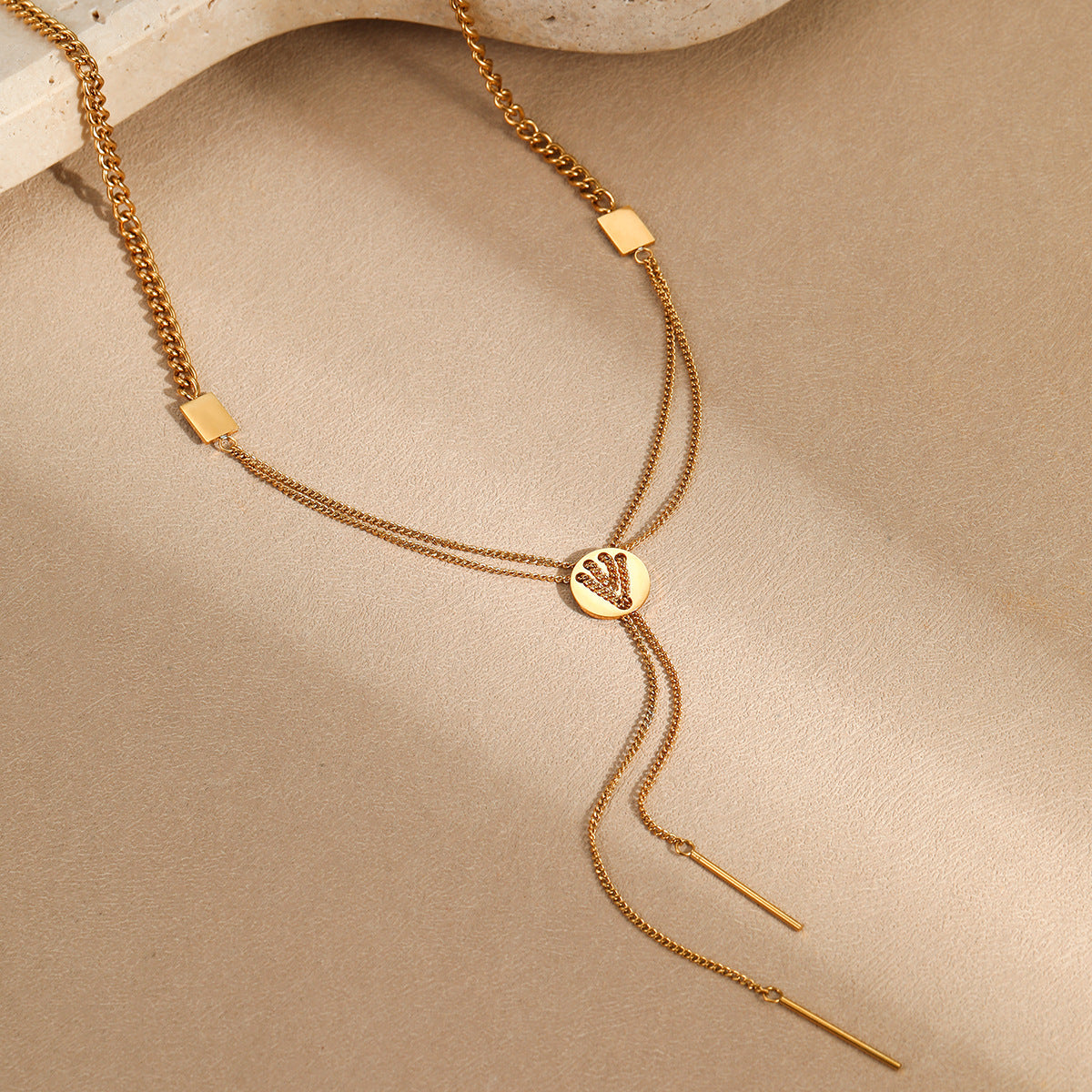 Elegante collar con colgante geométrico en forma de Y de acero inoxidable con acabado chapado para mujer