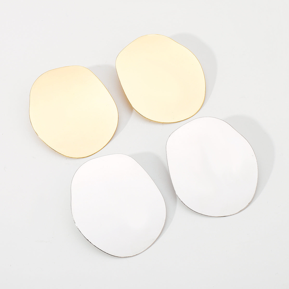 Pendientes de aleación con diseño geométrico atrevido para mujer, con superficie pulida brillante y diseño asimétrico irregular