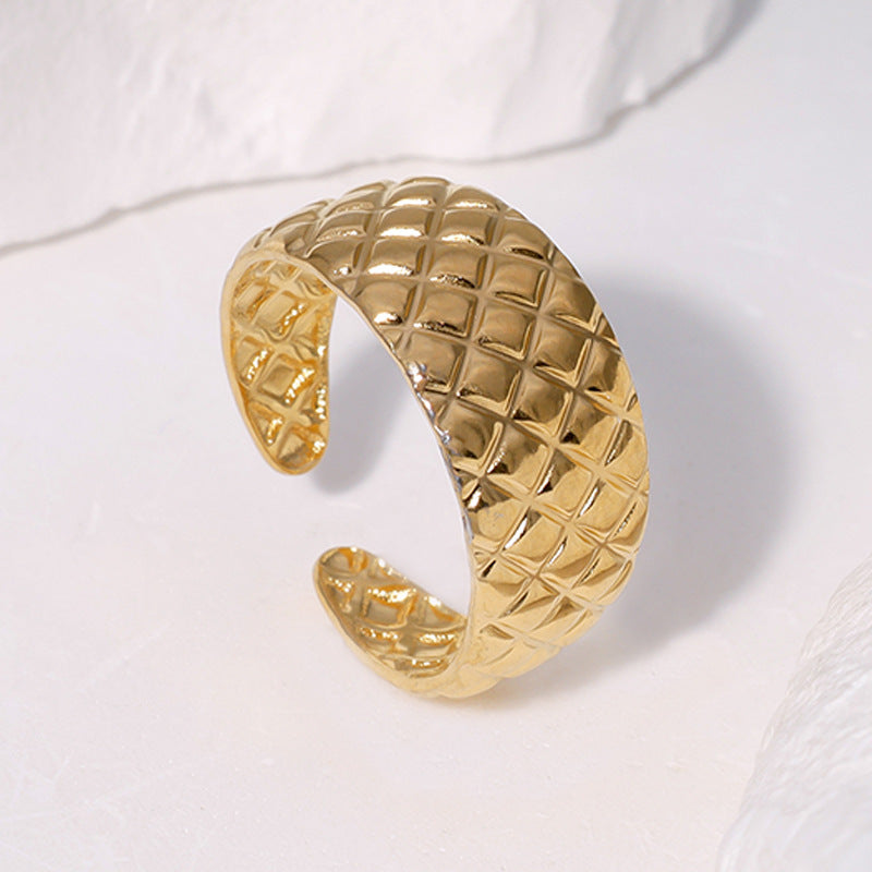 Anello aperto da donna in acciaio inossidabile con motivo trapuntato geometrico di ispirazione vintage e finitura placcata