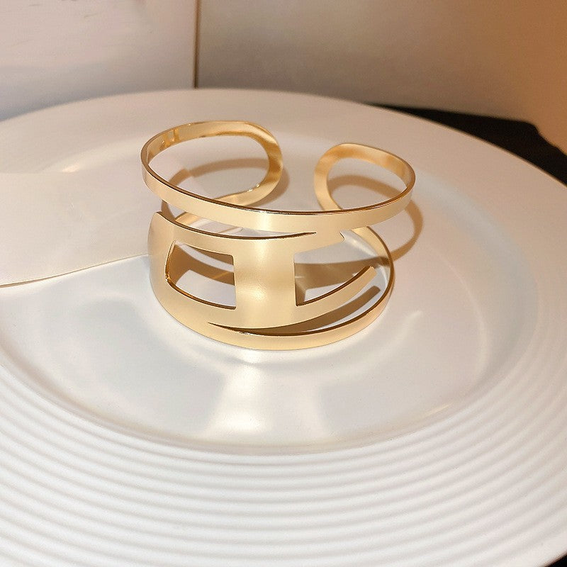 Pulsera Cóncava Irregular Minimalista para Mujer en Aleación de Latón con Acabado Galvánico